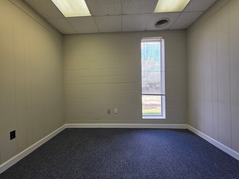 More Photos Of 404 St Andrews Dr, Greenville Office For Lease