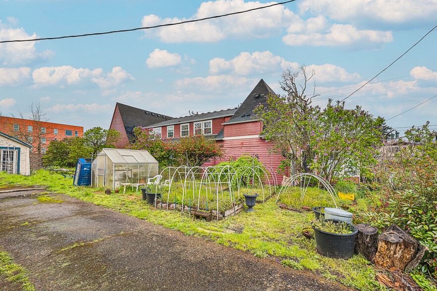 More Photos Of 5417 NE 15th Ave, Portland Specialty For Sale