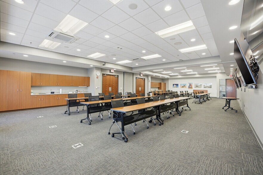 More Photos Of 644 E Beaton Dr, West Fargo Office For Lease