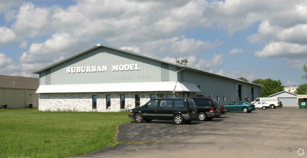 More Photos Of W233 S7180 Vernon Ln, Big Bend Manufacturing For Lease