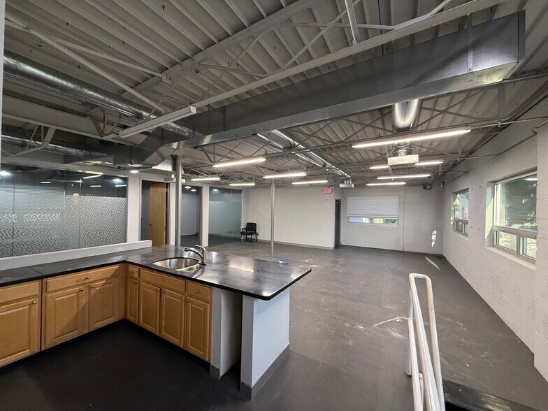 More Photos Of 53 Hancock St, Stratford Manufacturing For Lease