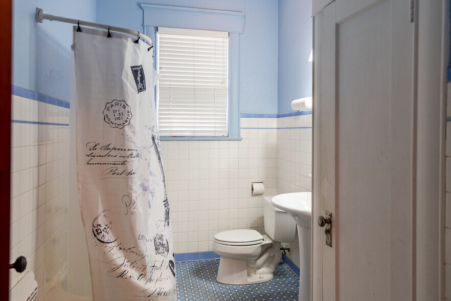 More Photos Of 806 W 11th St, Austin Office Residential For Lease