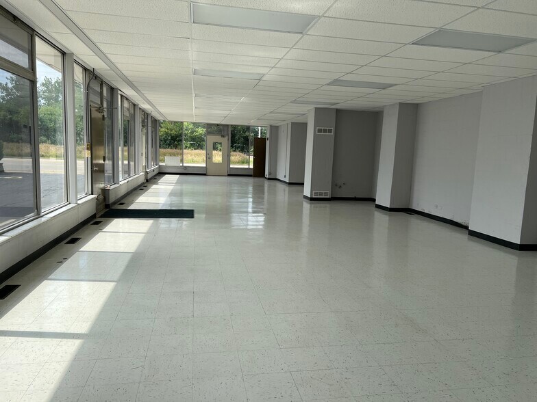More Photos Of 1612 W Northwest Hwy, Arlington Heights Storefront Retail Office For Sale