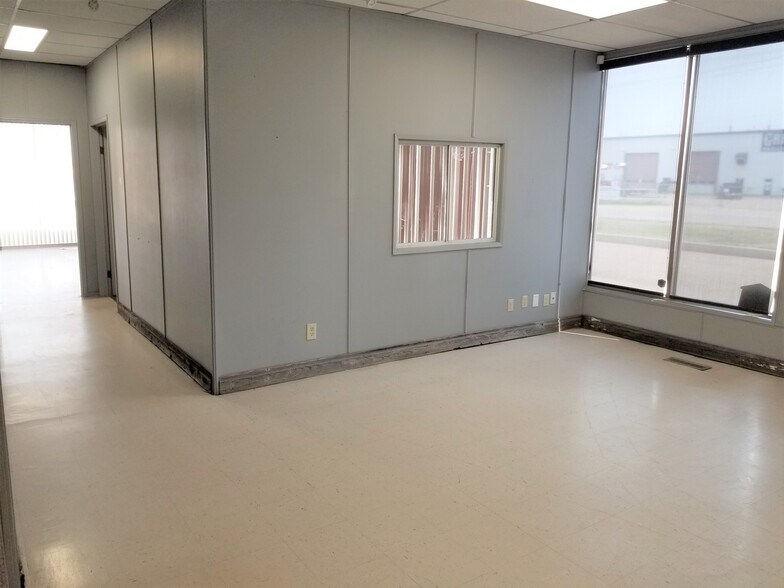 More Photos Of 2104 8th St, Nisku Flex For Sale