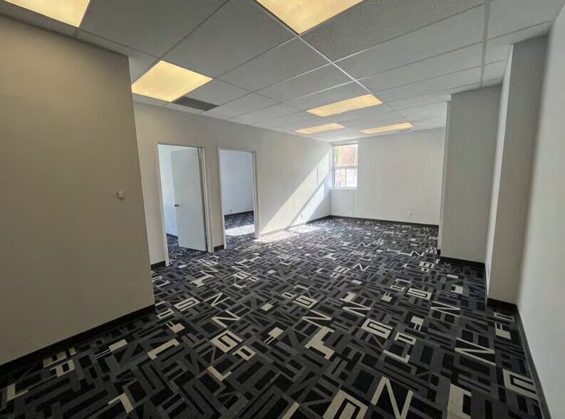 More Photos Of 22 Water St S, Kitchener Office For Lease