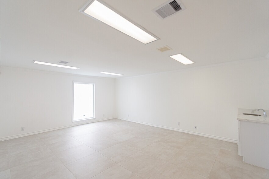More Photos Of 5904 Dolores St, Houston Office For Lease