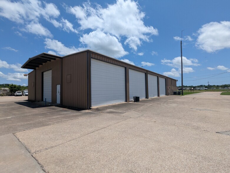More Photos Of 2440 W Cardinal Dr, Beaumont Warehouse For Lease