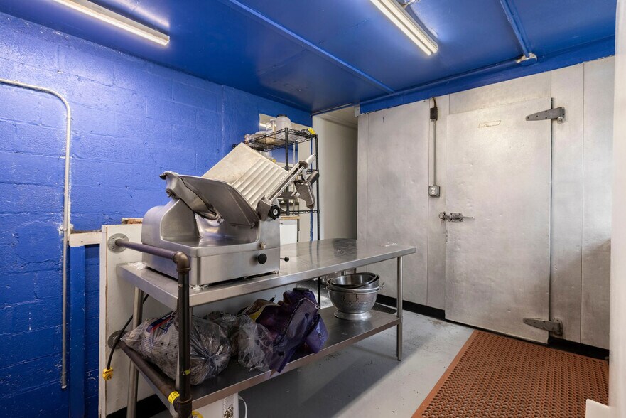 More Photos Of 7588 N Broadway, Red Hook Specialty For Sale