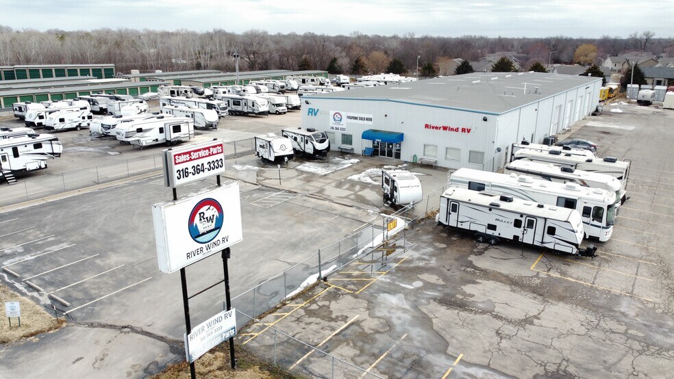 More Photos Of 1523 W Ledgerwood Rd, Andover Showroom For Lease