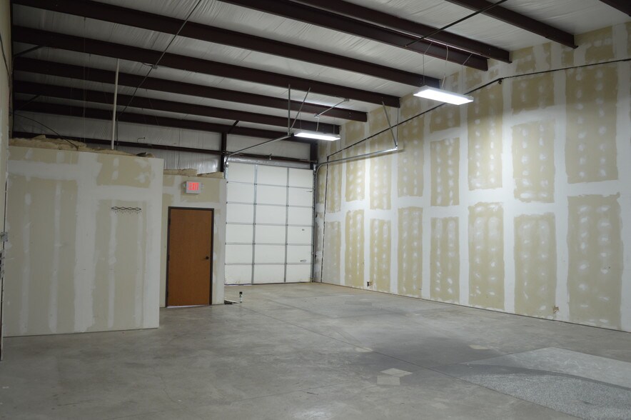 More Photos Of 14624 Metro Plaza Blvd, Edmond Warehouse For Lease