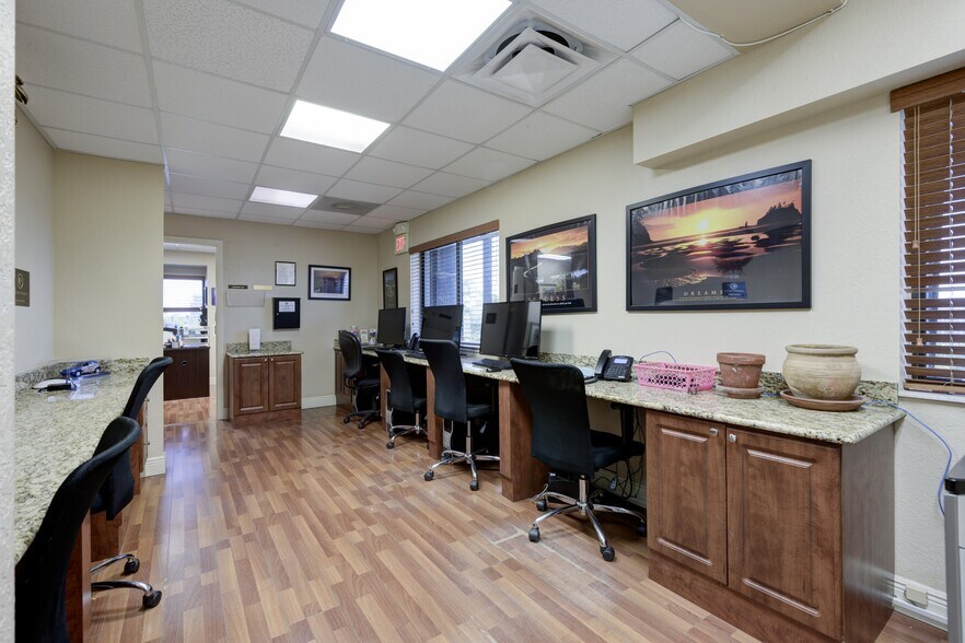 More Photos Of 2240 Palm Beach Lakes Blvd, West Palm Beach Office For Sale