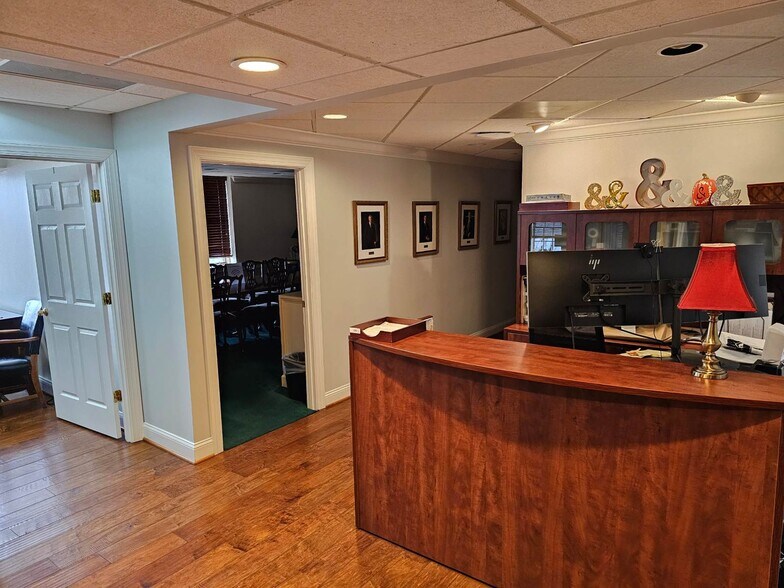 More Photos Of 20 S King St, Leesburg Office For Sale