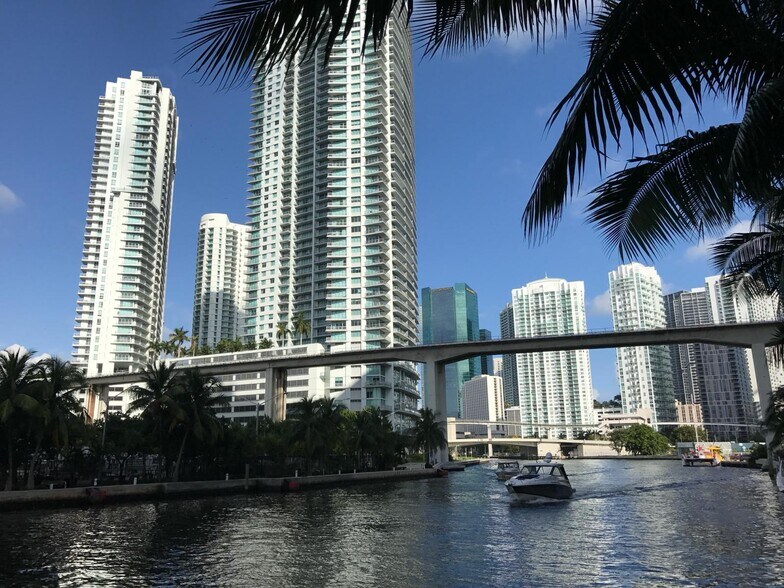 More Photos Of 175 SW 7th St, Miami Medical For Lease