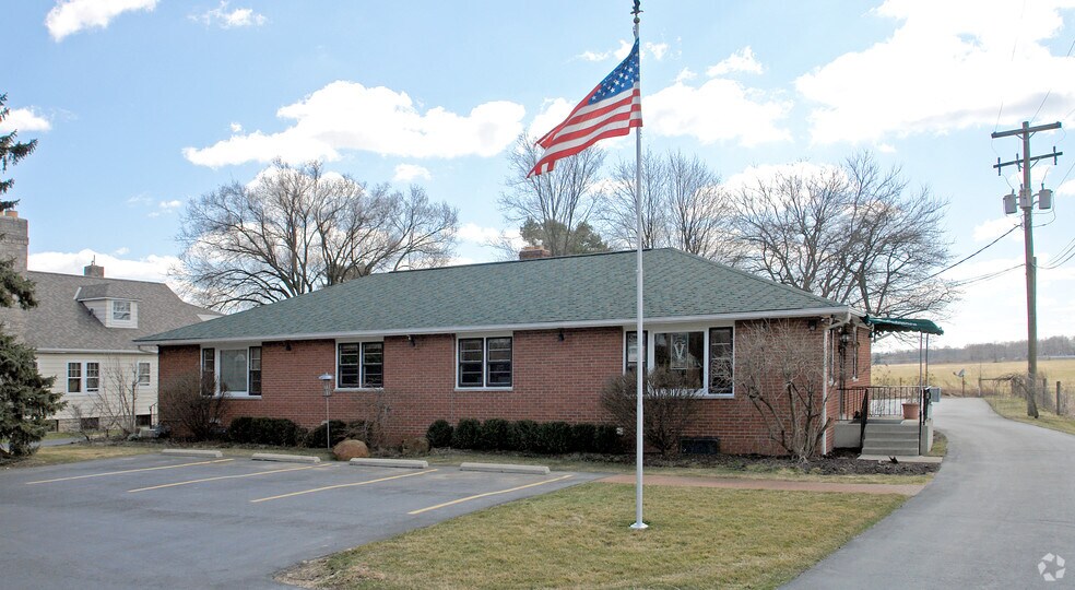 More Photos Of 2527 W Dublin Granville Rd, Columbus Veterinarian Kennel For Sale