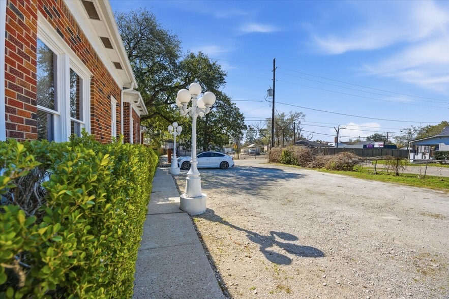 More Photos Of 717 E 1st St, Humble Office Residential For Sale