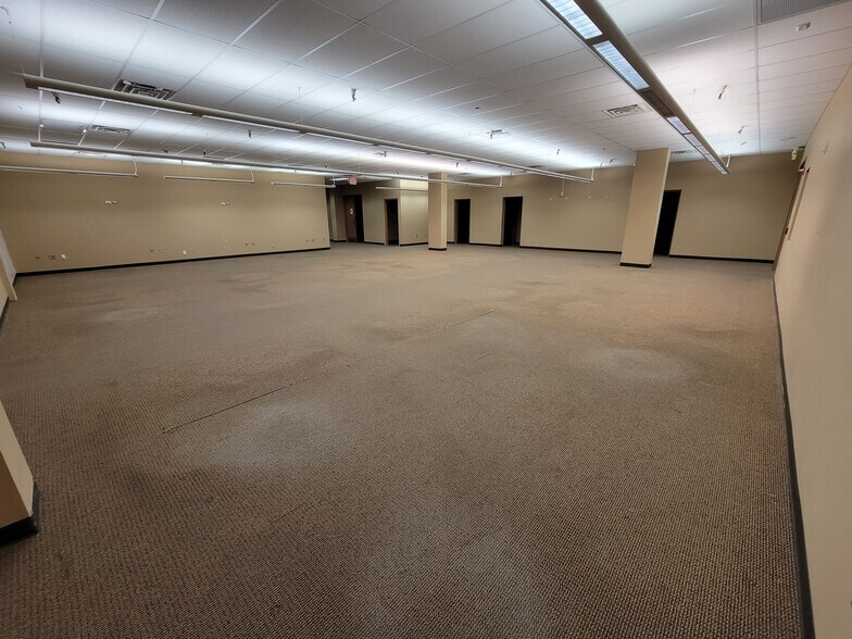 More Photos Of 2101 W 41st St, Sioux Falls General Retail For Lease