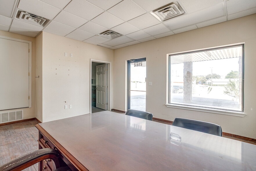 More Photos Of 5715 Azle Ave, Fort Worth Storefront Retail Office For Lease