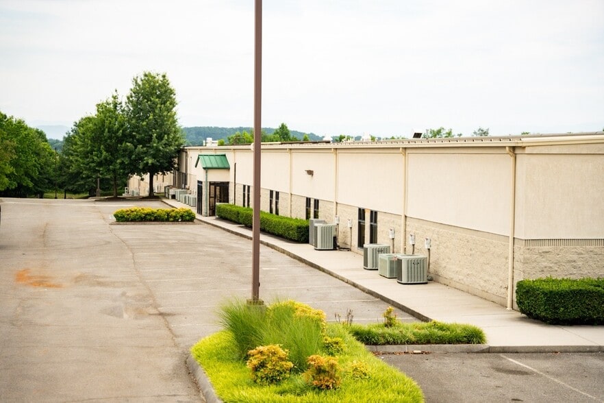 More Photos Of 3429 Regal Dr, Alcoa Office For Sale