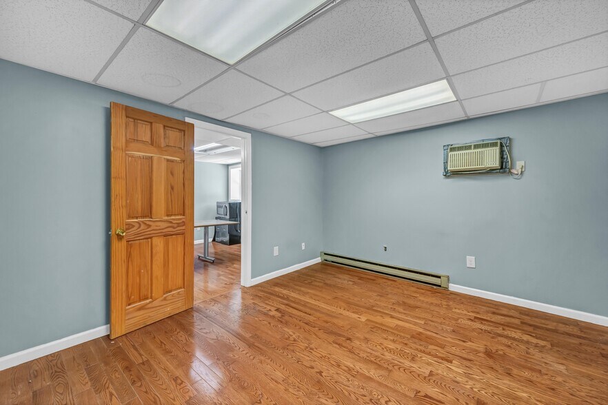 More Photos Of 2391 S Main St, Waterbury Showroom For Sale