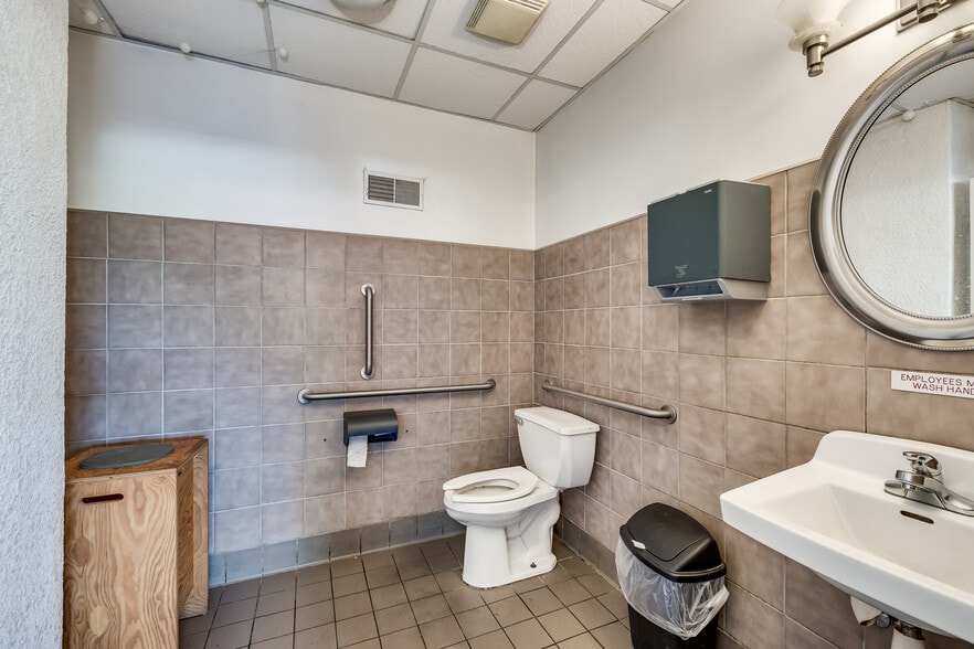 More Photos Of 2201-2205 44th Ave N, Minneapolis Restaurant For Sale