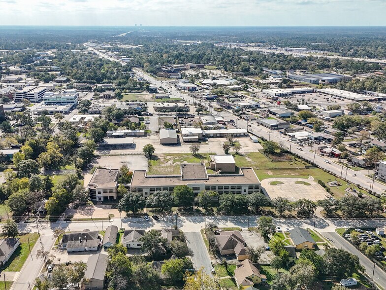 More Photos Of 601 W Lewis St, Conroe Flex For Sale