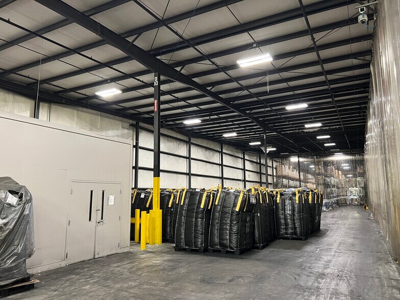 More Photos Of 1136 Dunlop Ln, Clarksville Warehouse For Lease
