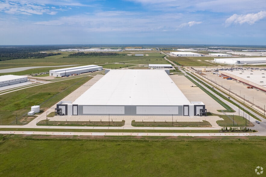 More Photos Of 2062 Woods Road, Brookshire Warehouse For Lease