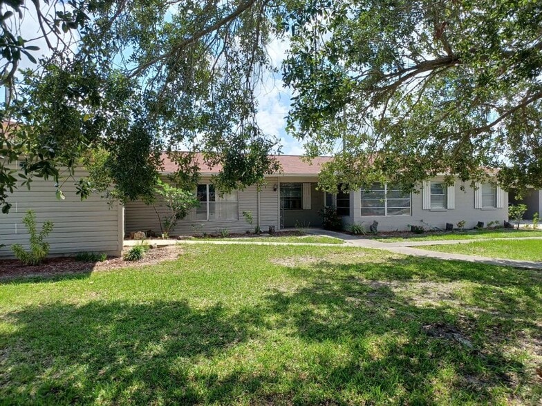 More Photos Of 1015 SE Lakeview Dr, Sebring Apartments For Sale