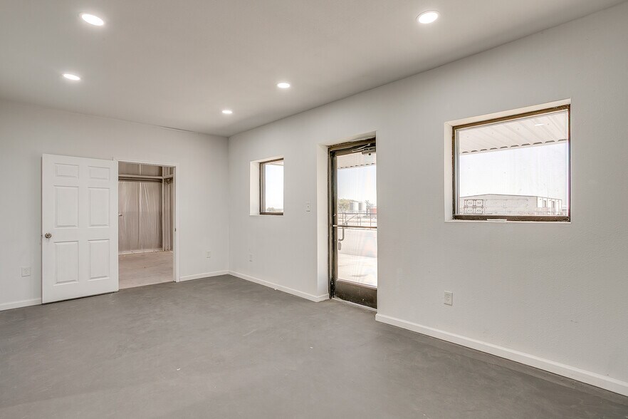 More Photos Of 6225 E Highway 114, Rhome Warehouse For Lease