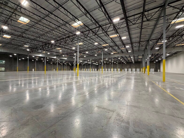 More Photos Of 28104-28144 Witherspoon Pky, Valencia Warehouse For Lease
