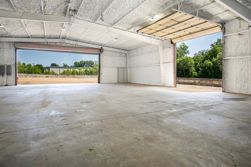 More Photos Of 15503 TX-110, Whitehouse Warehouse For Lease