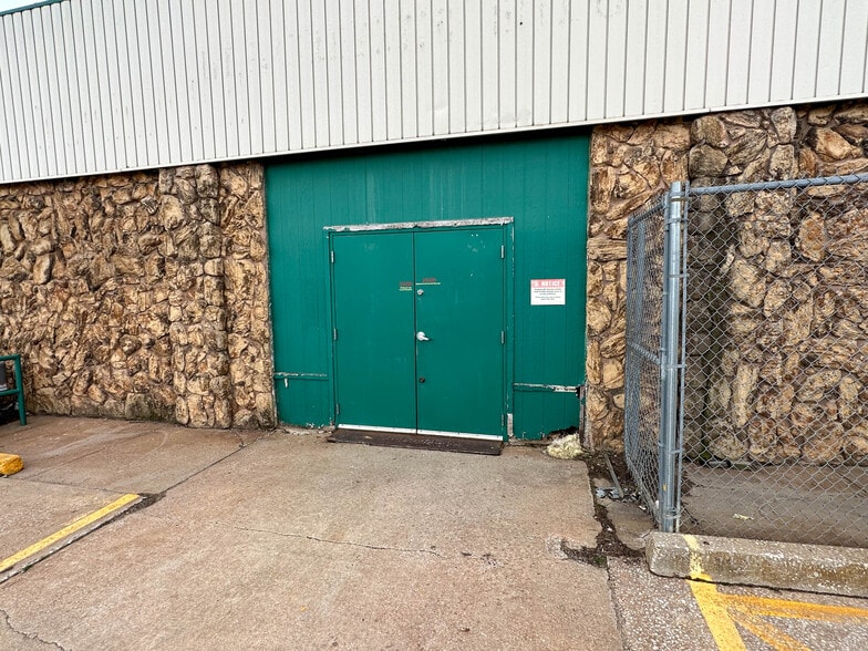 More Photos Of 423 N 7th St, Perry Freestanding For Sale