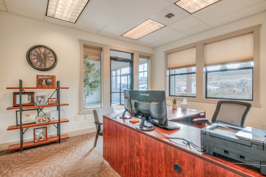 More Photos Of 2464 SW Glacier Pl, Redmond Office For Sale