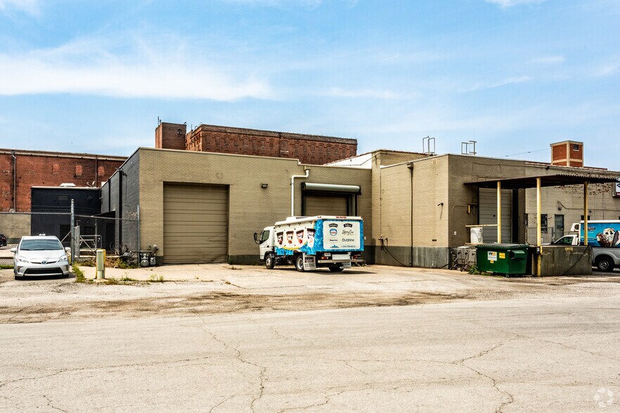 More Photos Of 2840 Guinotte Ave, Kansas City Warehouse For Lease