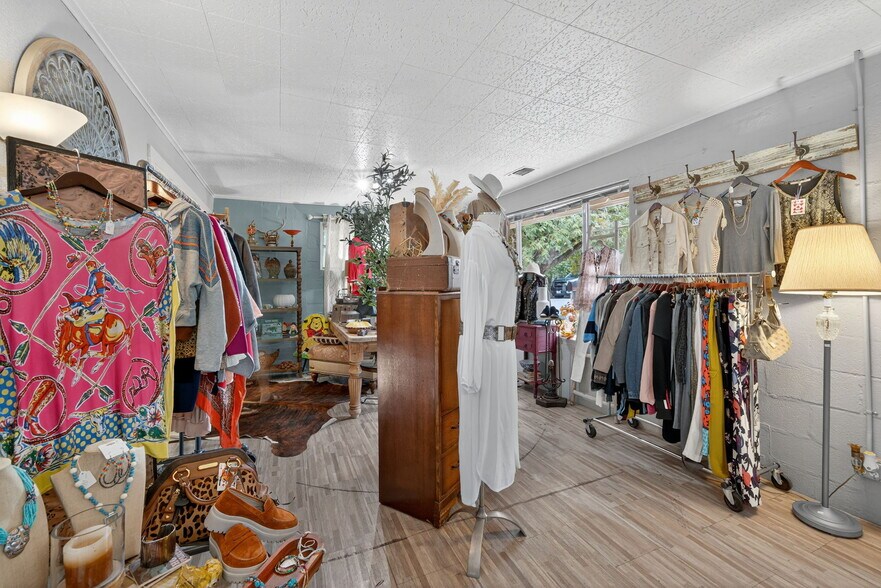 More Photos Of 930 N School St, Boerne Office For Sale