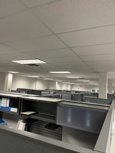 More Photos Of 1300 Chase Ave, Elk Grove Village Light Manufacturing For Sale