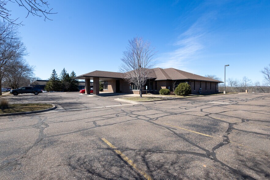 More Photos Of 1110 Oak Ridge Dr, Eau Claire Medical For Lease