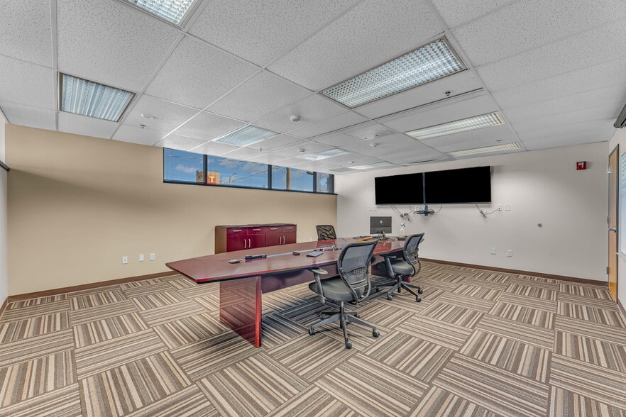 More Photos Of 400 SE Jefferson St, Topeka Flex For Sale