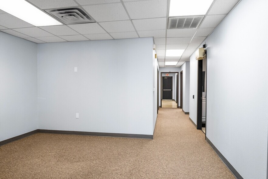 More Photos Of 915-921 N Mill St, Lewisville Office For Sale