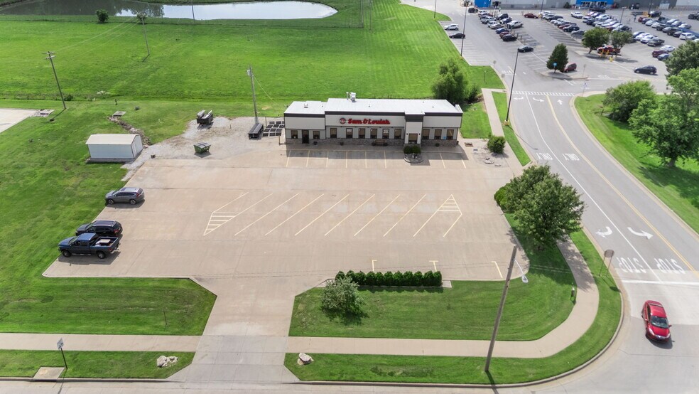 More Photos Of 2150 N State St, Iola Restaurant For Lease