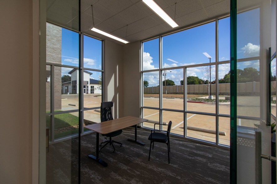 More Photos Of 1363 Brumlow Ave, Southlake Flex For Sale