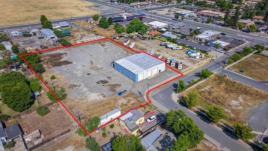 More Photos Of 65 S Lotas St, Porterville Warehouse For Lease