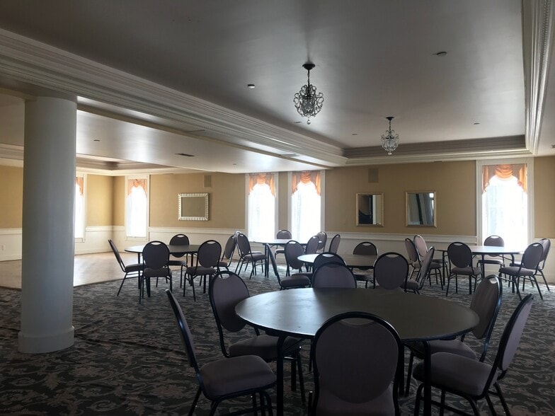 More Photos Of 2651 W Jefferson, Trenton Restaurant For Lease