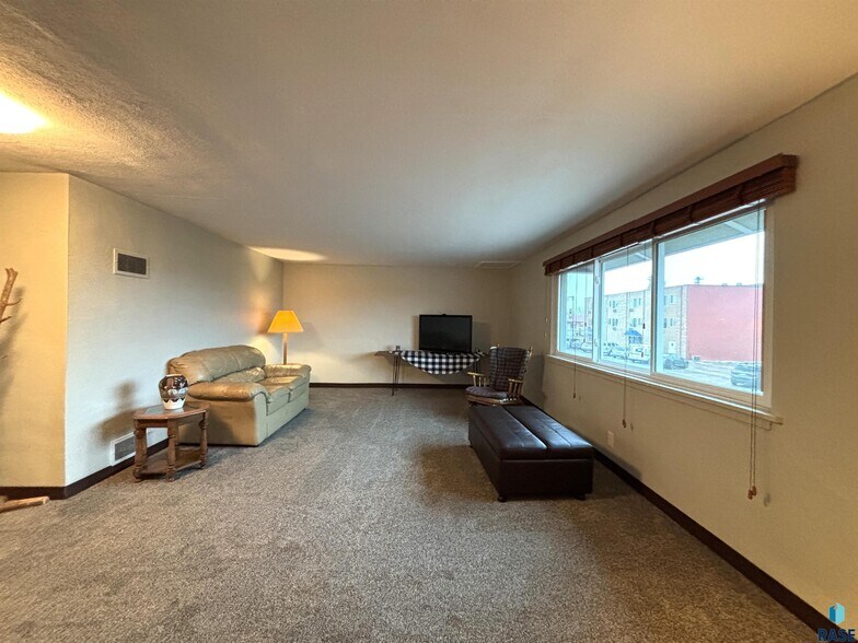 More Photos Of 118 N Broadway Ave, Miller General Retail For Sale