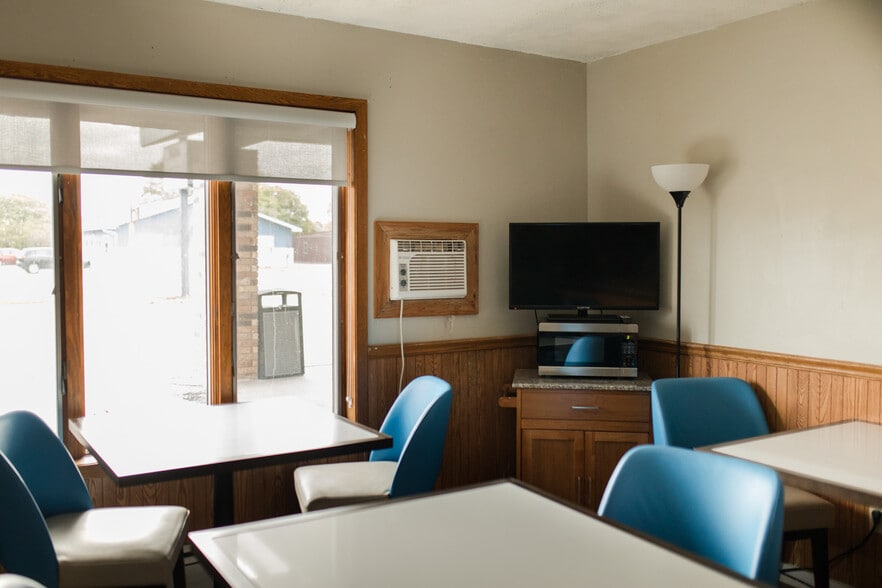 More Photos Of 921 N Lincoln Rd, Escanaba Hotel For Sale