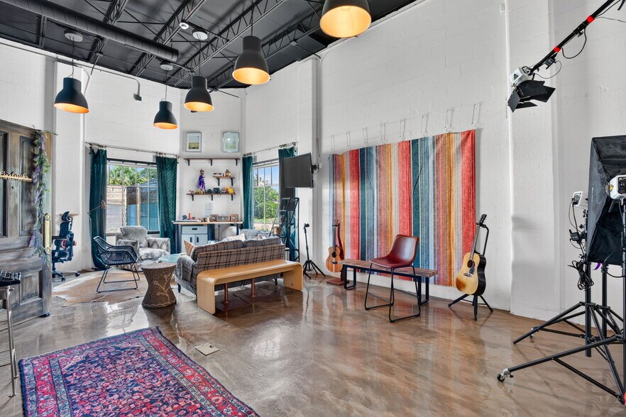 More Photos Of 2500 Emerson Ave S, Saint Petersburg Manufacturing For Lease