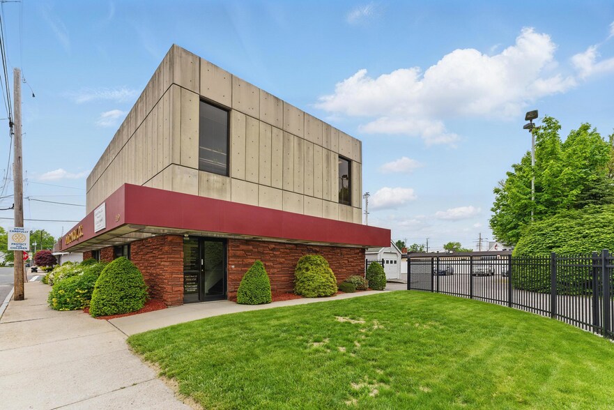 More Photos Of 119 Winsor St, Ludlow Office For Sale