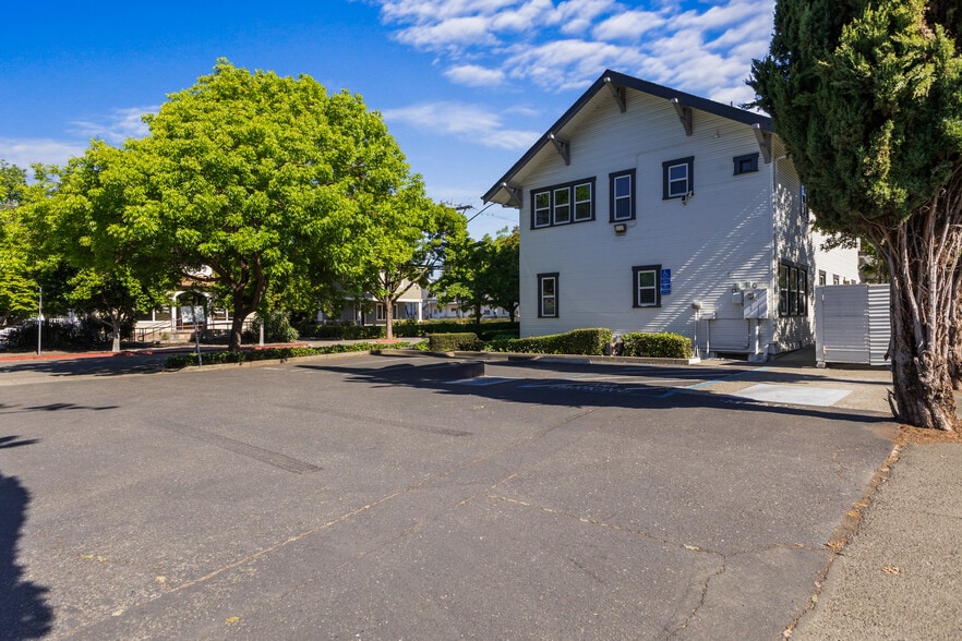 More Photos Of 700 College Ave, Santa Rosa Office For Sale