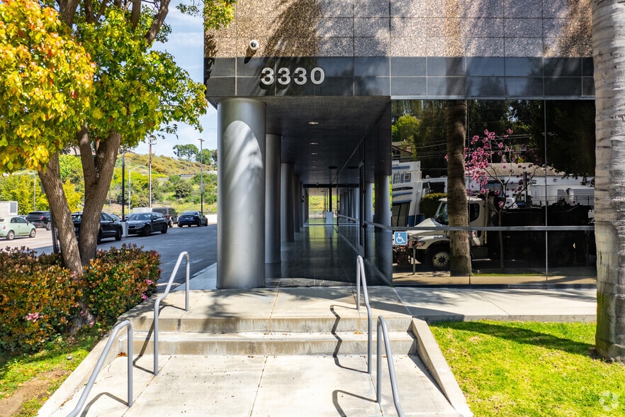 More Photos Of 3330 Cahuenga Blvd W, Los Angeles Office For Sale
