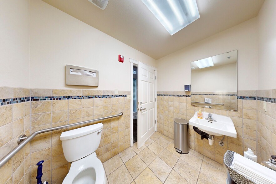 More Photos Of 324 W Bay Dr NW, Olympia Medical For Lease